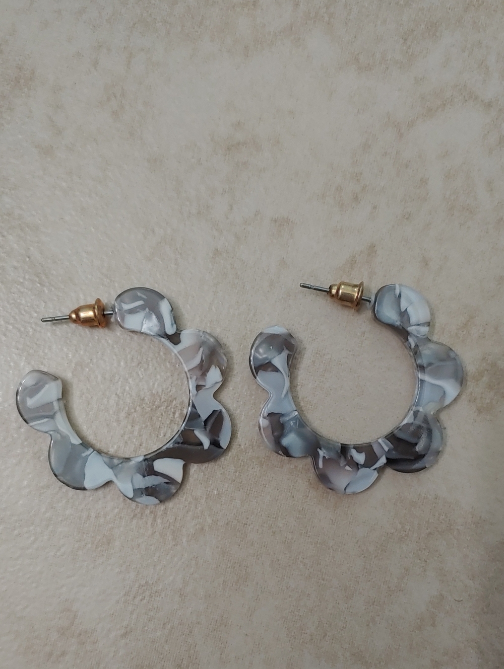 Marble Tortoiseshell Hoops Gray Scalloped Resin Earrings New